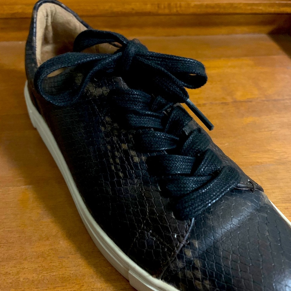 Frye - Picture 4 of 5